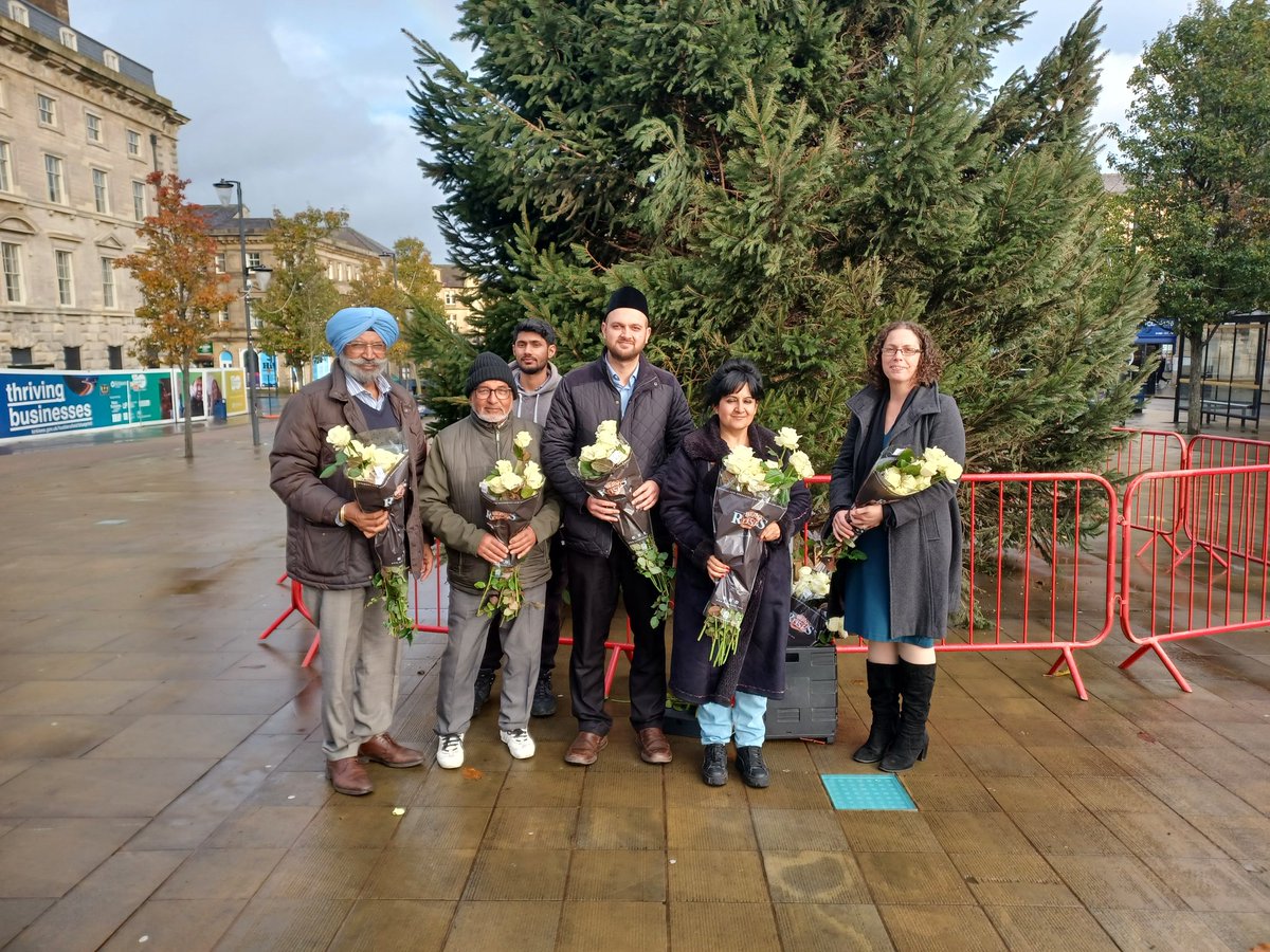KirkleesCI's tweet photo. Roses for Peace #Huddersfield Faith leaders coming together Sikh, Christian and Muslim faiths sharing peace by giving out Roses in the community. Positive interactions and smiles on faces brilliant feedback from commuters
@HuddsHinduTemple @Ahmadiyya_Hudds @nki 
#Rosesforpeace https://t.co/8AgCA83VGd