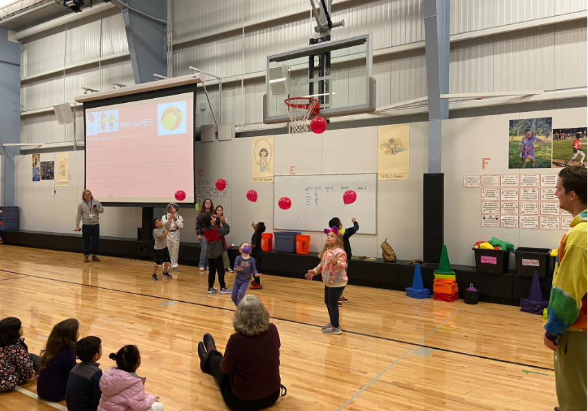 LaddAcres's tweet photo. Kindergarten, 1st grade and 2nd grade playing keepy uppy at our first assembly. https://t.co/GOtjfZ0F1G