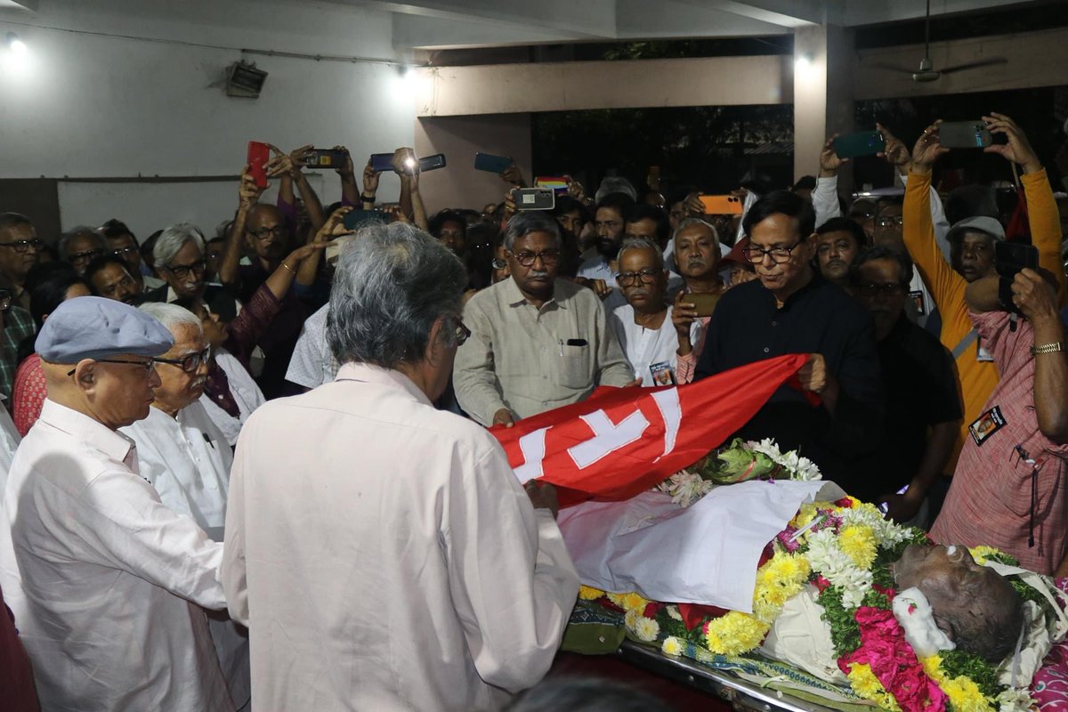 কলকাতায় সিপিআই(এম) রাজ্য দপ্তর মুজফফর আহমদ ভবনে পার্টির কেন্দ্রীয় কমিটির প্রাক্তন সদস্য, শ্রমিক আন্দোলনের প্রাক্তন সর্বভারতীয় নেতৃত্ব, প্রাক্তন সাংসদ কমরেড বাসুদেব আচারিয়াকে শেষ শ্রদ্ধা। উপস্থিত ছিলেন বামফ্রন্ট চেয়ারম্যান বিমান বসু, পার্টির পলিটব্যুরো সদস্য তথা রাজ্য সম্পাদক