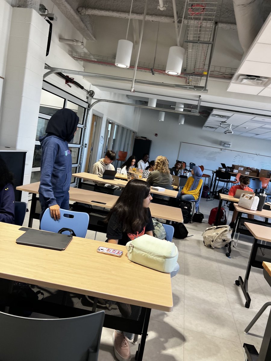 KMaloneySTEM's tweet photo. Brainstorming outreach and service local projects @IAFultonSchools @Rotary #InteractClub #BlockWeek #IAClubDay https://t.co/pWkeuw1Pet