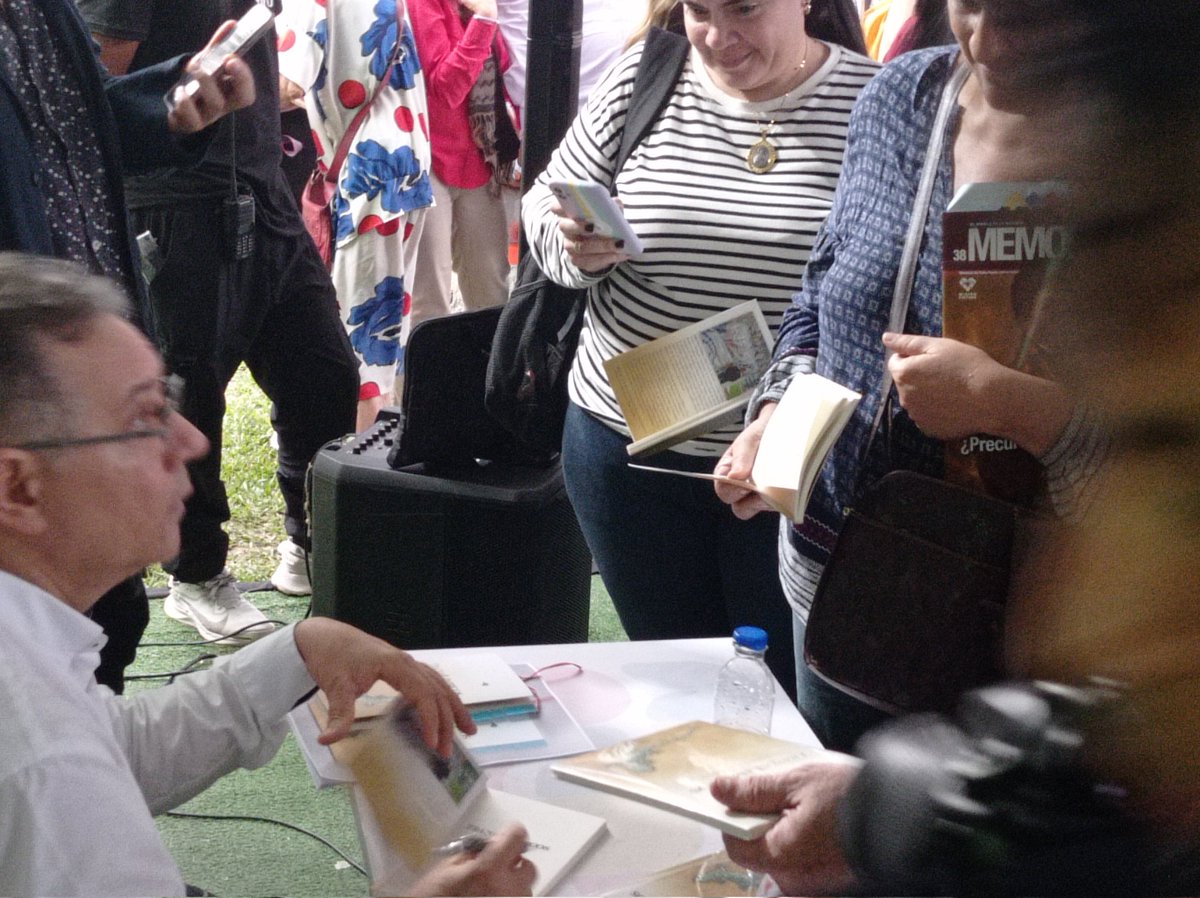 lirapsuv's tweet photo. #14 Nov.
Este lunes en la Feria Internacional del Libro de Venezuela (Filven) 2023, se presentó el libro: Trazos Límbicos, del poeta y médico psiquatra Luis Lira Ochoa.
..." Palabra... arrojada a un limbo, donde parece quedar detenida hasta que el lector la rescata...". https://t.co/9UiTA39sFh
