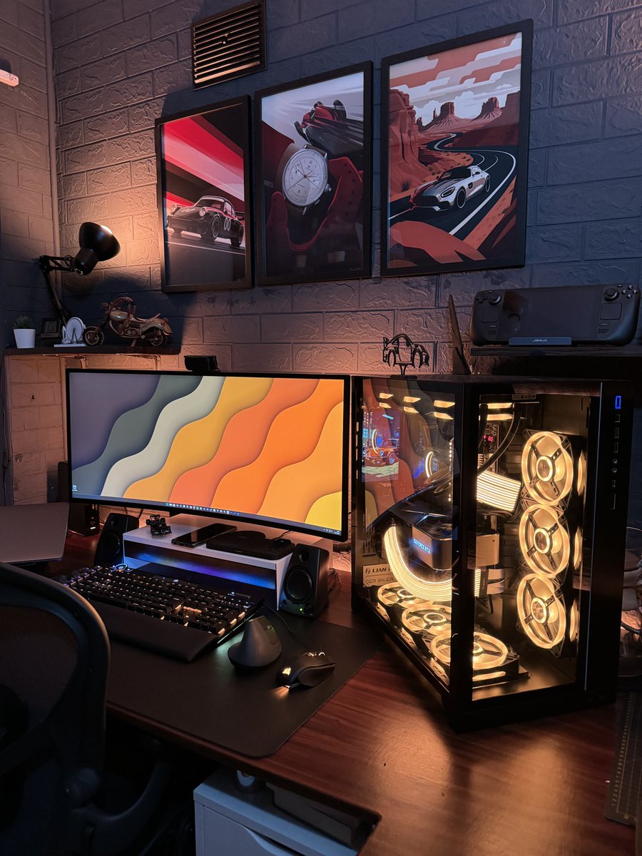 It’s freezing outside so today we stay nice and cozy at the setup. 
#cosysetup #dreamsetup #keyboards #lianli #intel #watercooledpc #nanoleaf #nvidia #gamingsetup #setupinspiration #gamingsetups #gamingsetupideas #gamingroom #gamingroomsetup #gamingcommunity #gamerlife