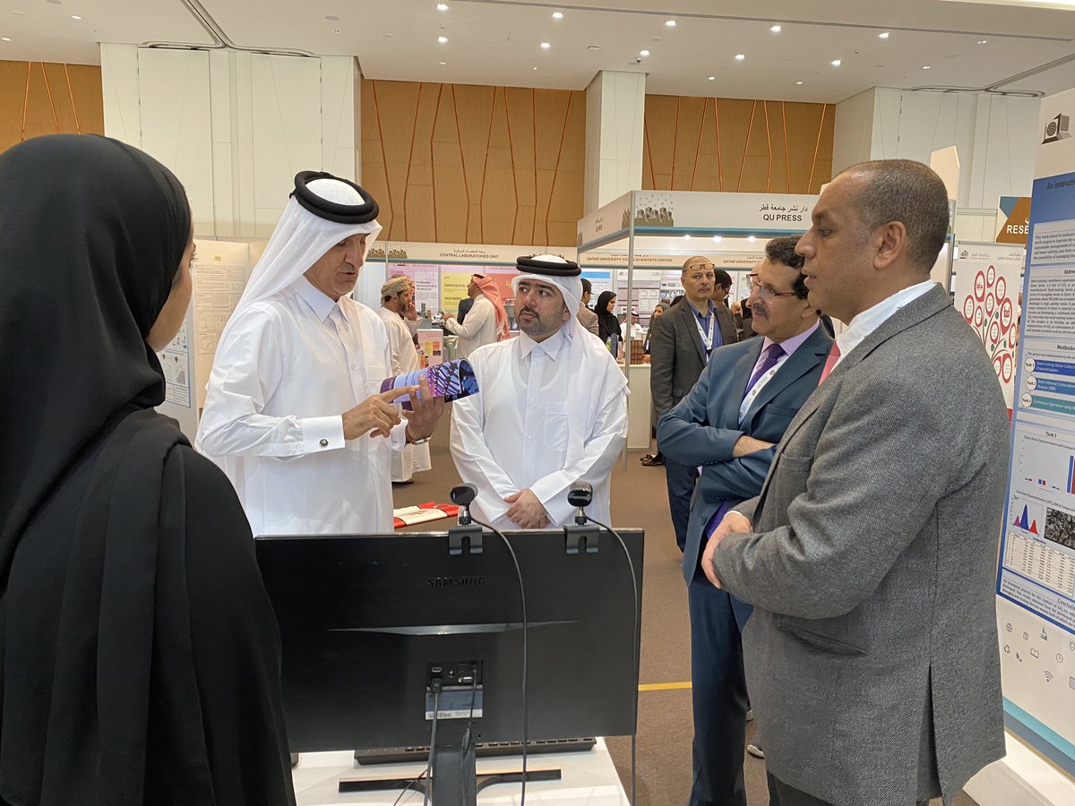 جانب من زيارة كبار الشخصيات لجناح كلية الهندسة في المنتدى والمعرض السنوي البحثي ٢٠٢٣