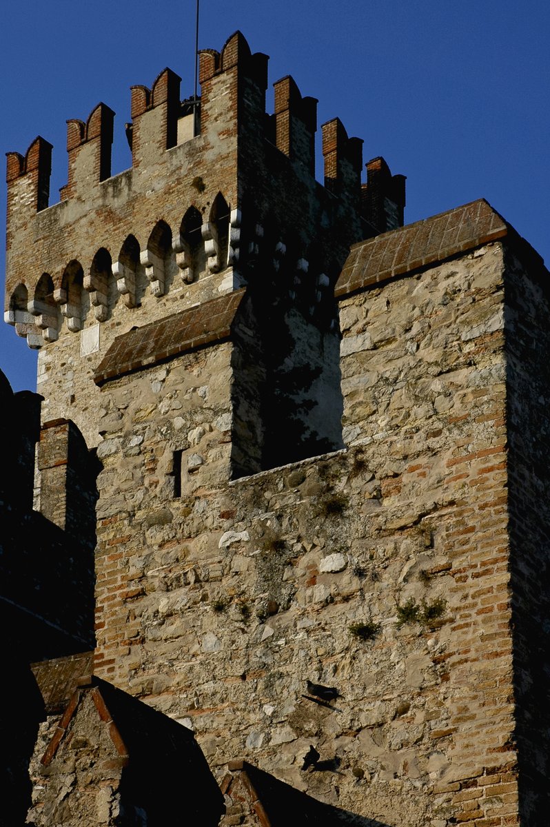 Keep of medieval castle, the Castello Scaligero or Rocca Scaligera, at #Sirmione, #Lombardy, Italy: alamy.com/portfolio/tere… #TowersOnTuesday The tower boasts swallowtail battlements designed for archers and machicolations or ‘murder holes’ for dropping hot oil or boulders on