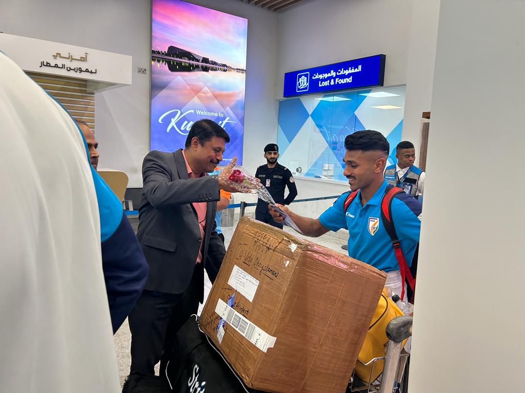 kbfc_manjappada's tweet photo. Manjappada extends a heartfelt welcome to the Indian Football Team in Kuwait for the World Cup qualifiers..! ⚽️

Despite differences, when it's about the nation on the international stage, Manjappada stands united. 🇮🇳⚽

#IndianFootball #Manjappada
#MenInYellow https://t.co/dHjNe1fn5x