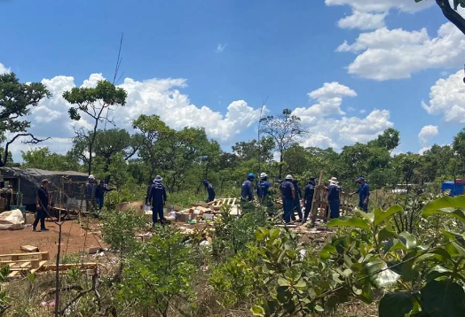 Metropoles's tweet photo. ➡ Justiça suspende operação para retirar ocupação irregular no Noroeste

Em liminar, juiz Evandro Neiva de Amorim considerou que há risco no desalojamento das crianças e adolescentes do local de moradia

Leia na #ColunaGrandeAngular: https://t.co/xyjbB9KhcZ https://t.co/PabfbZHRI6