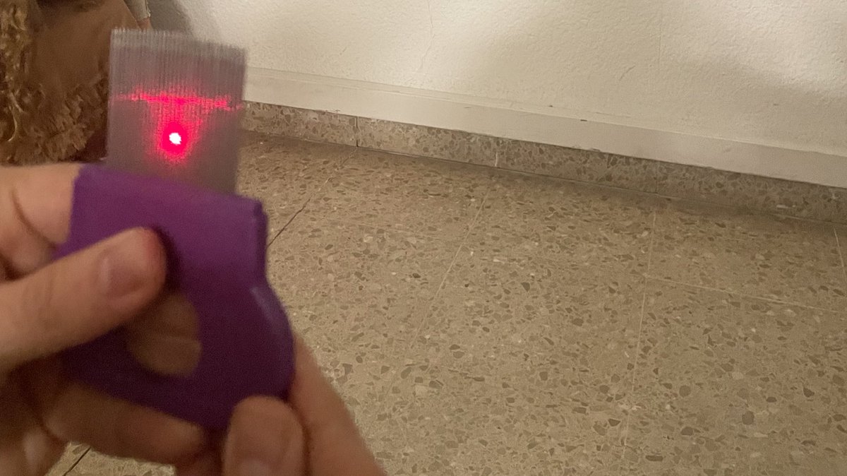 CTH_uab's tweet photo. Avui a Física i pensament contemporanis hem recreat l’experiment de la doble reixeta amb un làser 🔦 i una pinta per polls 🪮. 

Efectivament, la llum 💡 es comporta com una ona 🌊 electromagnètica ⚡️🧲

@Xavier_Roque_R @PereMasjuan https://t.co/ZRjqOnbkNh