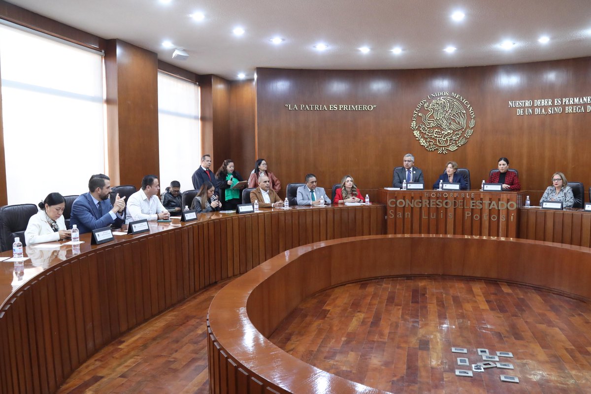 CongresoEdoSLP's tweet photo. Las diputadas Dolores Eliza García Román, presidenta de la #Directiva, y Cinthia Segovia , presidenta de la Comisión de #Justicia reciben el Informe de Actividades 2023, del titular de  la @FiscaliaSLP   José Luis Ruíz Contreras. https://t.co/2w5ZDI2FHU