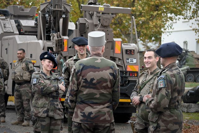 Defense_sud_est's tweet image. Aujourd’hui le #GML Denis Mistral, était en visite de commandement au @7RMATofficiel 🪖