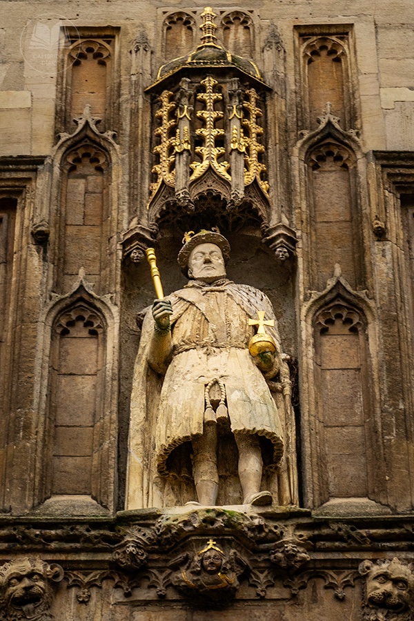 You may have seen the flags flying from the towers and steeples of Cambridge colleges today to mark the royal birthday but did you notice a more unusual celebration at Trinity? For years the statue of Henry VIII over the Great Gate has held a wooden chair leg after the original