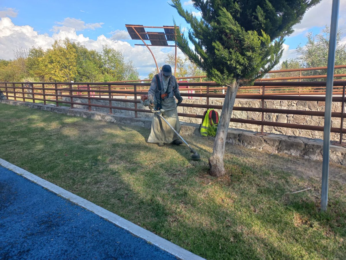 ParquesPuebla's tweet photo. #ParquesTrabajando👩🏻🌾🧑🏼🌾 para ti en la poda del Paseo del Río. ¡Te esperamos con tu familia!
#GobiernoPresente https://t.co/Acd6QNFy3s