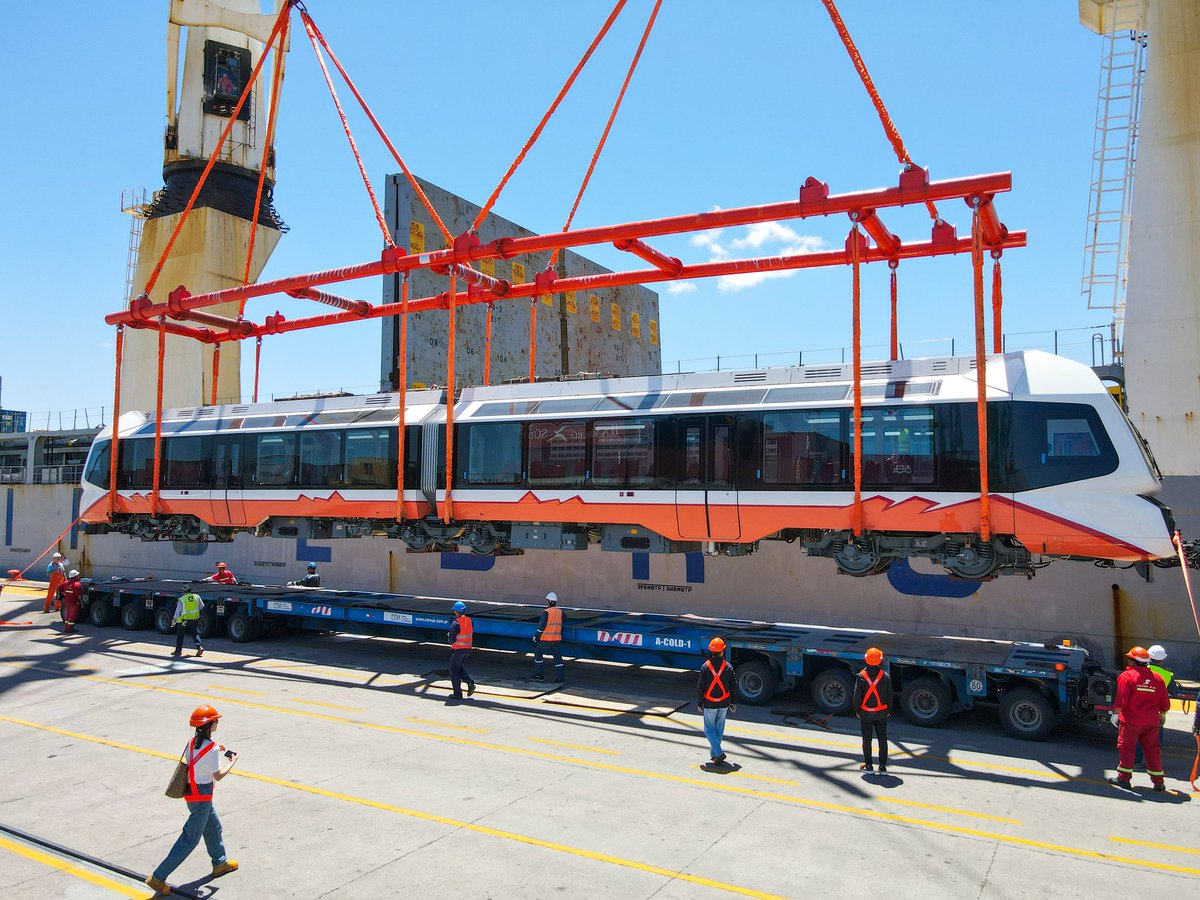 En el puerto de Zárate recibimos las duplas del tren solar que próximamente recorrerá la Quebrada de Humahuaca. Este proyecto es una gran noticia para toda la industria turística de Jujuy porque significa más desarrollo e incentivo a un sector clave de nuestra economía.