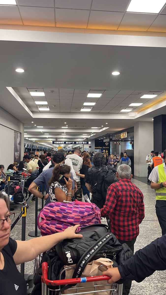 Carolinar93's tweet photo. @flybondioficial tiene más fila para re programar un vuelo que para hacer un chek in. Nunca más. https://t.co/imKea4mtfe