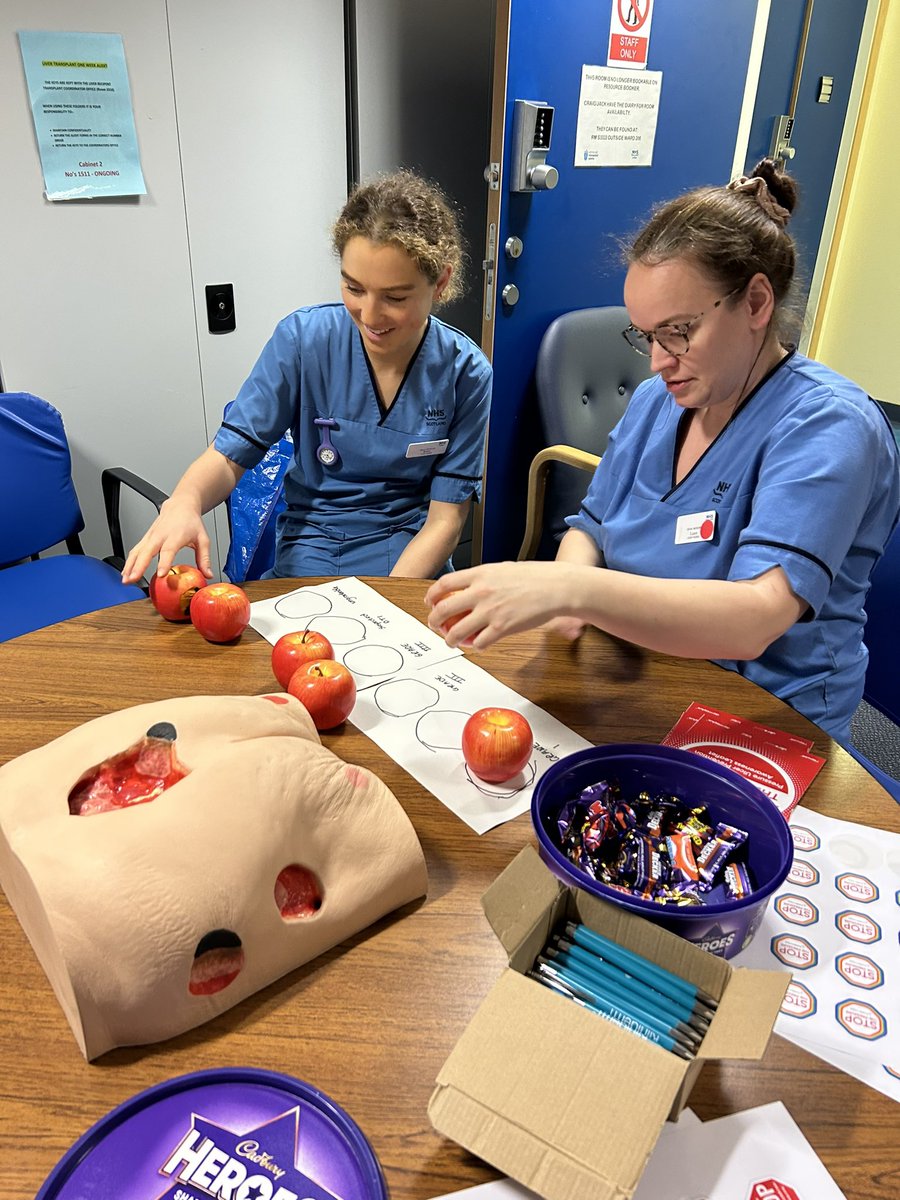 Thanks to staff and students from Ward 206 for getting involved in our #STOPthepressure activities today! @RenalRie @RIE_Lothian @LothianTVN #4nations #everycontactcounts
