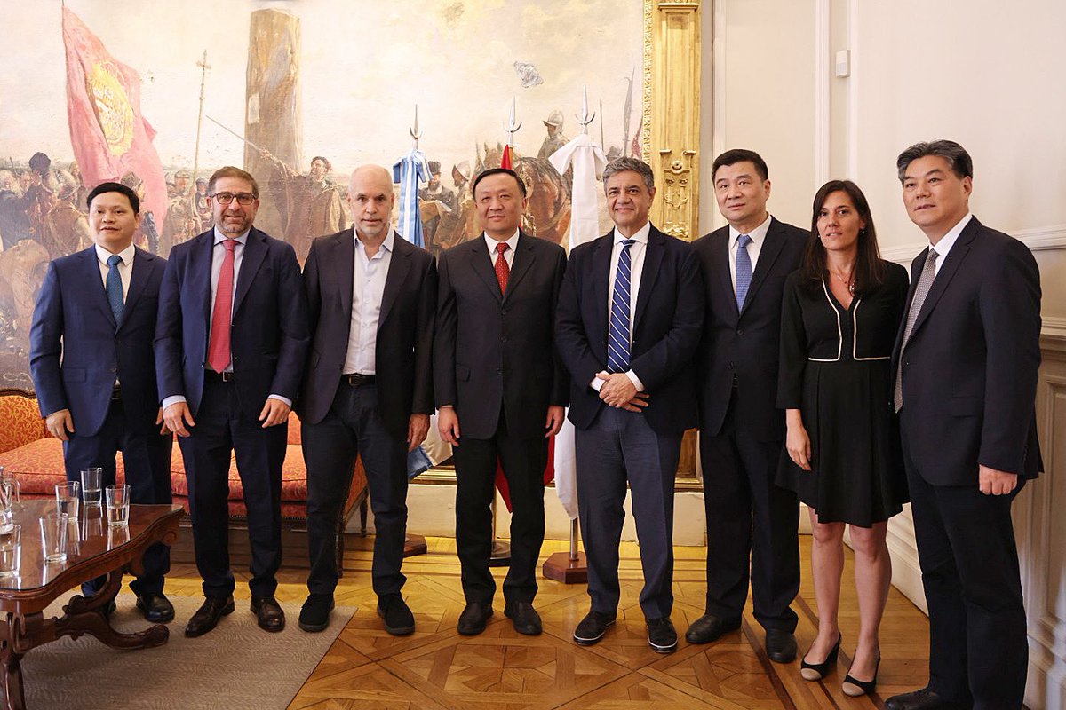 Hoy recibimos junto con <a href="/jorgemacri/">Jorge Macri</a> al vicealcalde de Shanghai, Hua Yuan. Dialogamos sobre oportunidades para continuar fortaleciendo el intercambio entre nuestras ciudades, con foco en el desarrollo económico, la industria del conocimiento y la atracción de estudiantes.