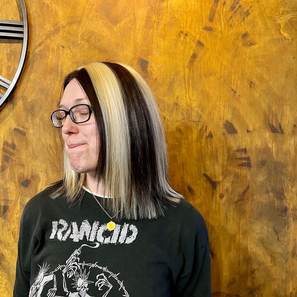 BlitzkriegChop's tweet photo. Well that was a fun one!
When the customers WANTS stripey hair!
We love it!!
ππππ
#hairdresser #stylist #coloureducator #vividcolours #brightcolours #colouredhair #worthing #worthinghairdresser #shoplocal #smallbusiness #femalelead https://t.co/VQrcwao1LF
