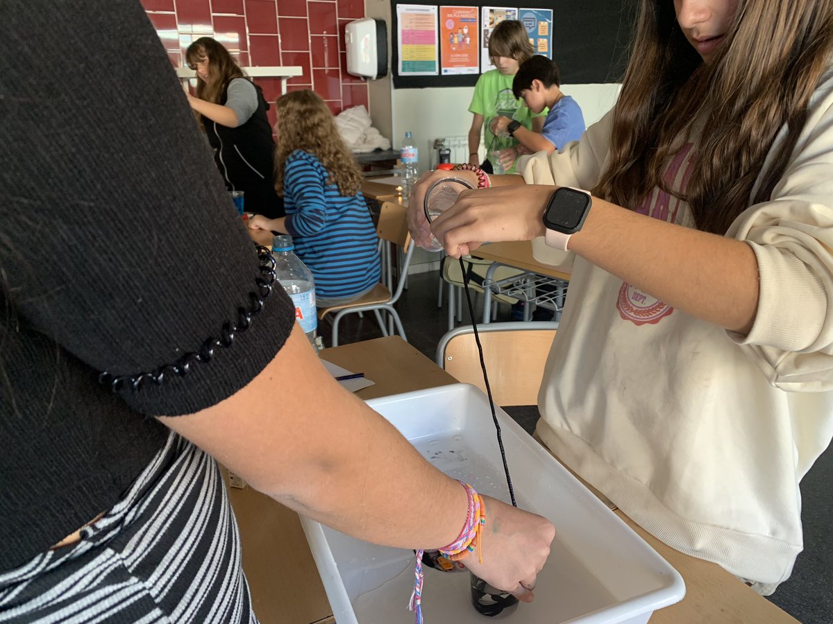 CourGemma's tweet photo. Avui hem fet una xerrada/taller sobre l’origen de la vida i l’aigua. Aquest taller s’emmarca dins de les activitats pensades per celebrar la Setmana de la Ciència a @INS_Pla_Marcell  Amb alumnat de 1r i 2n d’ESO, hem gaudit de valent fent ciència. https://t.co/fgYXNnRqEe