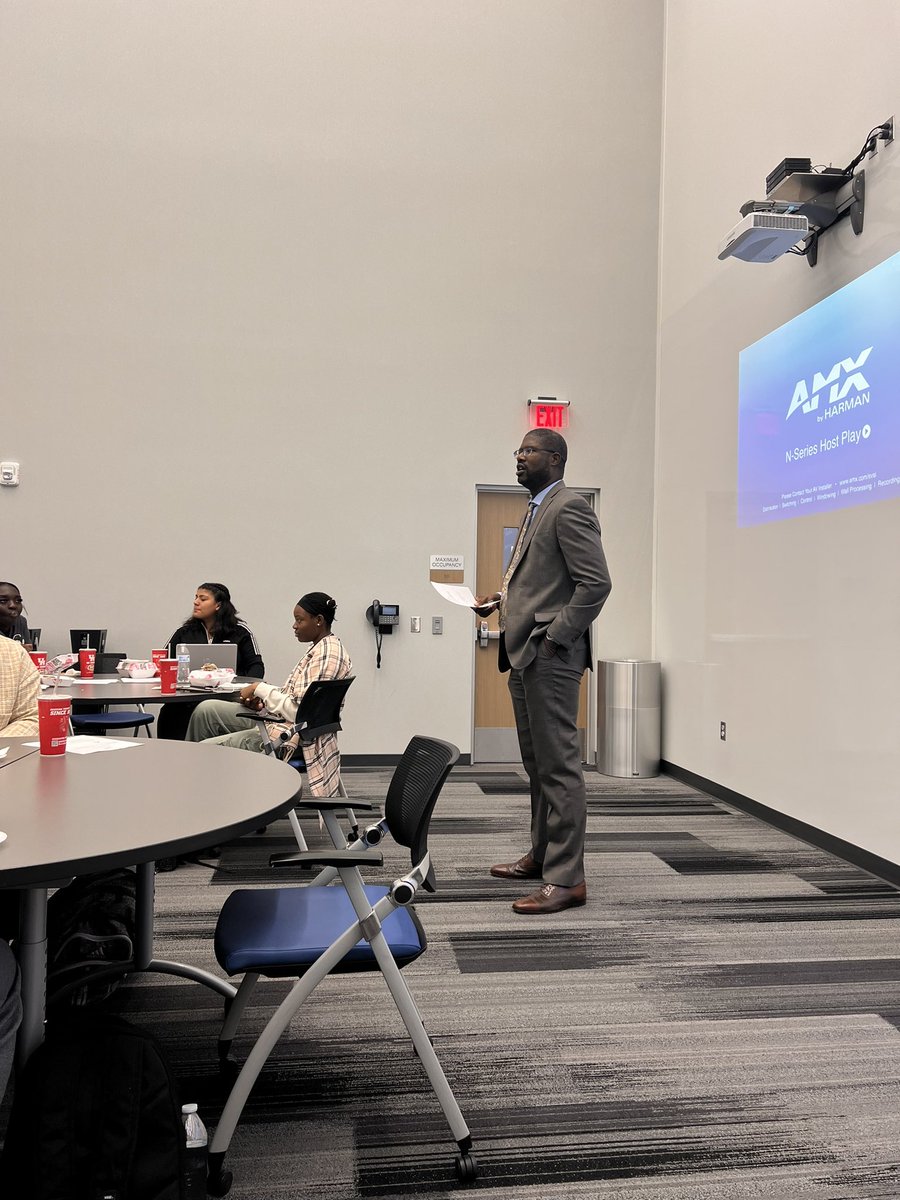 sabbokris_tech's tweet photo. Superintendent Advisory Meeting with Dr. Mays and students today at the Center brought about great discussions about how to manage and promote social media while using best practices. @AliefISD #WeAreAlief #AliefProud https://t.co/L20omCugM0