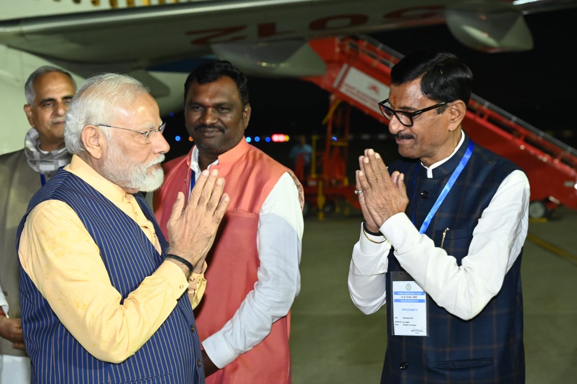SethSanjayMP's tweet photo. जनजातीय गौरव दिवस, धरती आबा भगवान बिरसा मुंडा की जयंती की पूर्व ���ंध्या पर राँची पहुंचे हमारे यशस्वी प्रधानमंत्री आदरणीय @narendramodi जी का राँची एयरपोर्ट स्वागत -अभिनंदन किया। माननीय प्रधानमंत्री जी कल झारखण्ड सहित पूरे भारत को कई योजनाओं की सौगात देंगे।
#JharkhandBoleModiModi https://t.co/9yTJmPKyBz