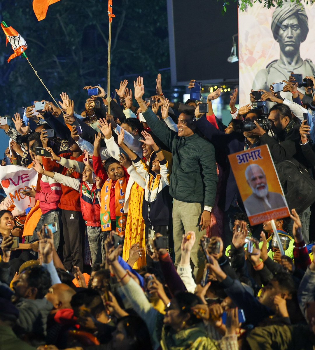 narendramodi's tweet photo. रांची में इतनी रात जिस प्रकार बड़ी संख्या में मेरे परिवारजनों ने आकर अपना आशीर्वाद दिया, वो अभिभूत करने वाला है। https://t.co/CbnrD48rJh