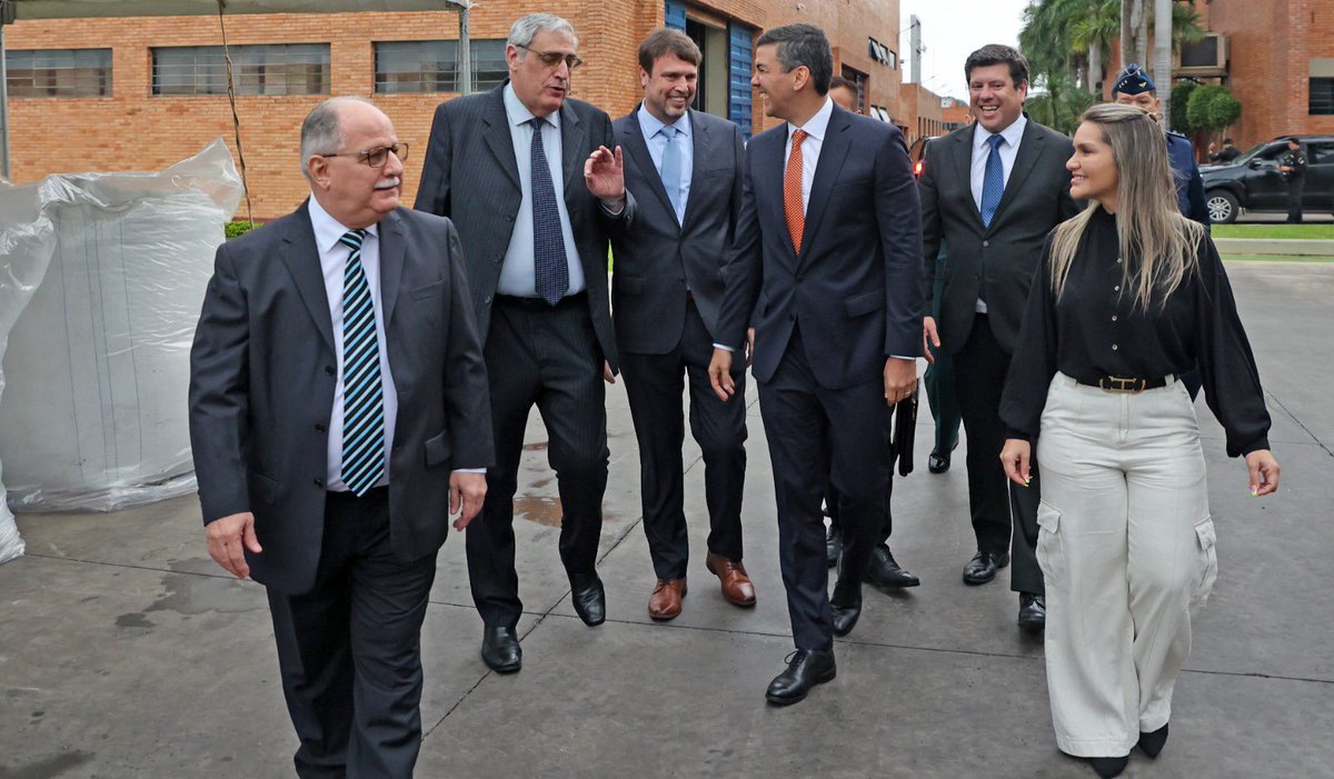 PresidenciaPy's tweet photo. El presidente @SantiPenap participó de la inauguración de la Planta Circular PET, una fábrica de Resina Reciclada. Tres empresas unen esfuerzos con una inversión de 25 millones de dólares, generando un impacto positivo en la cadena de valor (1/2) https://t.co/yyKC01pHYP