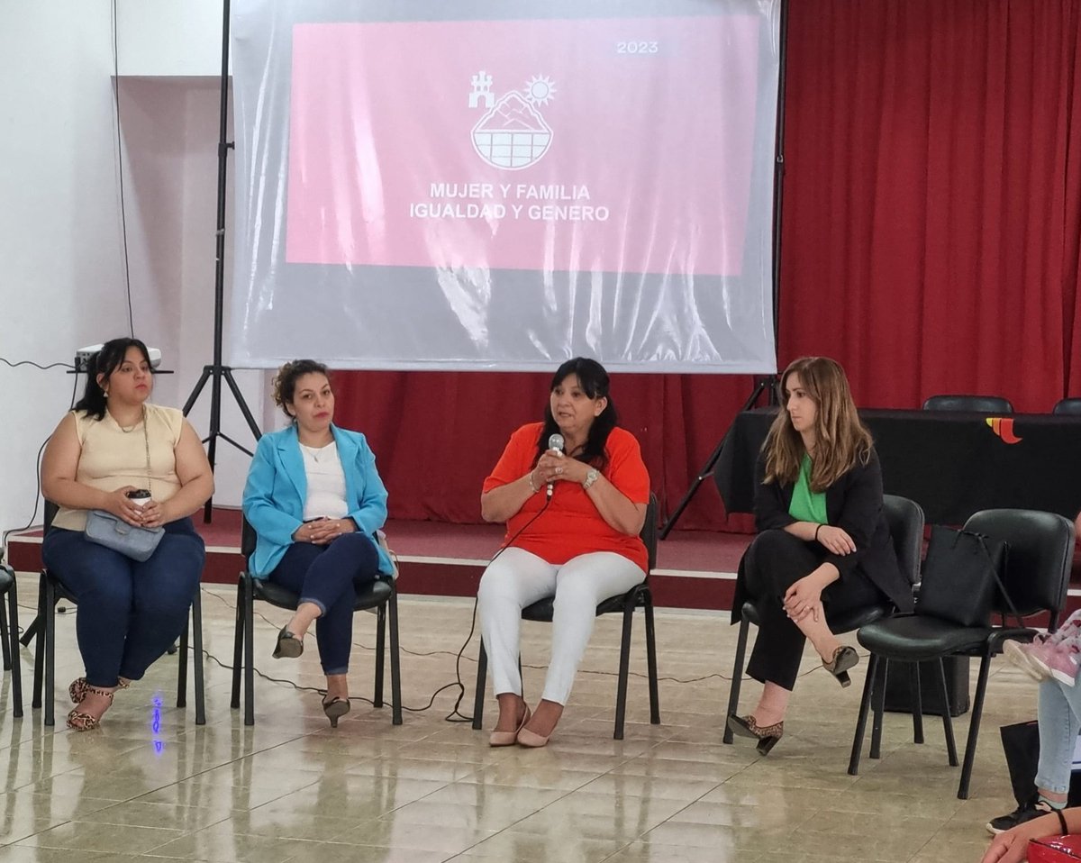 ChilecitoMfgi's tweet photo. Charla sobre políticas públicas  y  violencia de género

Fue en el Salón del Shopping " Vieja Terminal ".La charla estuvo a cargo de la Secretaria  de la Mujer, Sra @NellySaguhas  y el equipo técnico de abogadas
En la oportunidad, resaltó la participación activa de la comunidad https://t.co/uqRYfveNvj