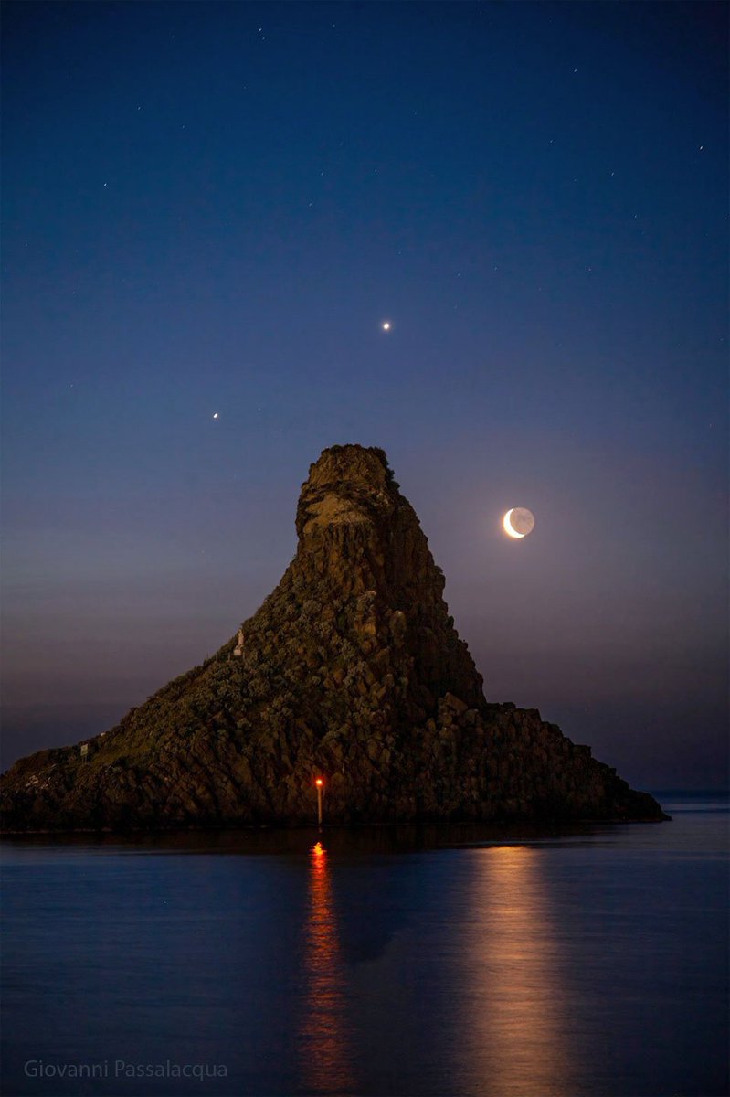 RocketDownrange's tweet image. Three Planets Rock (#APOD 11/14/23)

Before dawn, a slanted triangle balanced on a rock formation near the southern tip of Sicily, formed by Jupiter, Venus, and the Moon—three of Earth&apos;s brightest celestial objects.

#RocketDownrange #NASA