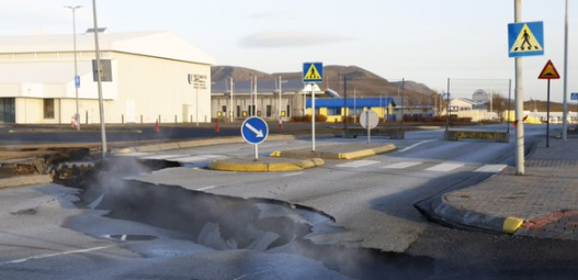ClashtoWIN2's tweet photo. Breaking News (World) : 🇮🇸 🇮🇸 🇮🇸
Iceland shields geothermal plant from risk of volcanic eruption.
#icelandvolcano #icland #Icelandearthquake
https://t.co/9KF0lxLyGD