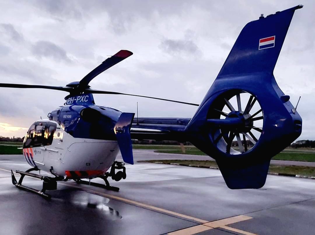 joshua_josprijs's tweet photo. Rond 16 45 landde de PH-PXC #Police03 na een inzet in #Zwolle op #teugeairport 
Dit keer voor een wel verdiend hapje eten bij The Hangar voor de 3 mans bemanning.
@DePolitieheli #luchthavenoolitie 
#politiezwolle https://t.co/fXi0YAH4hk