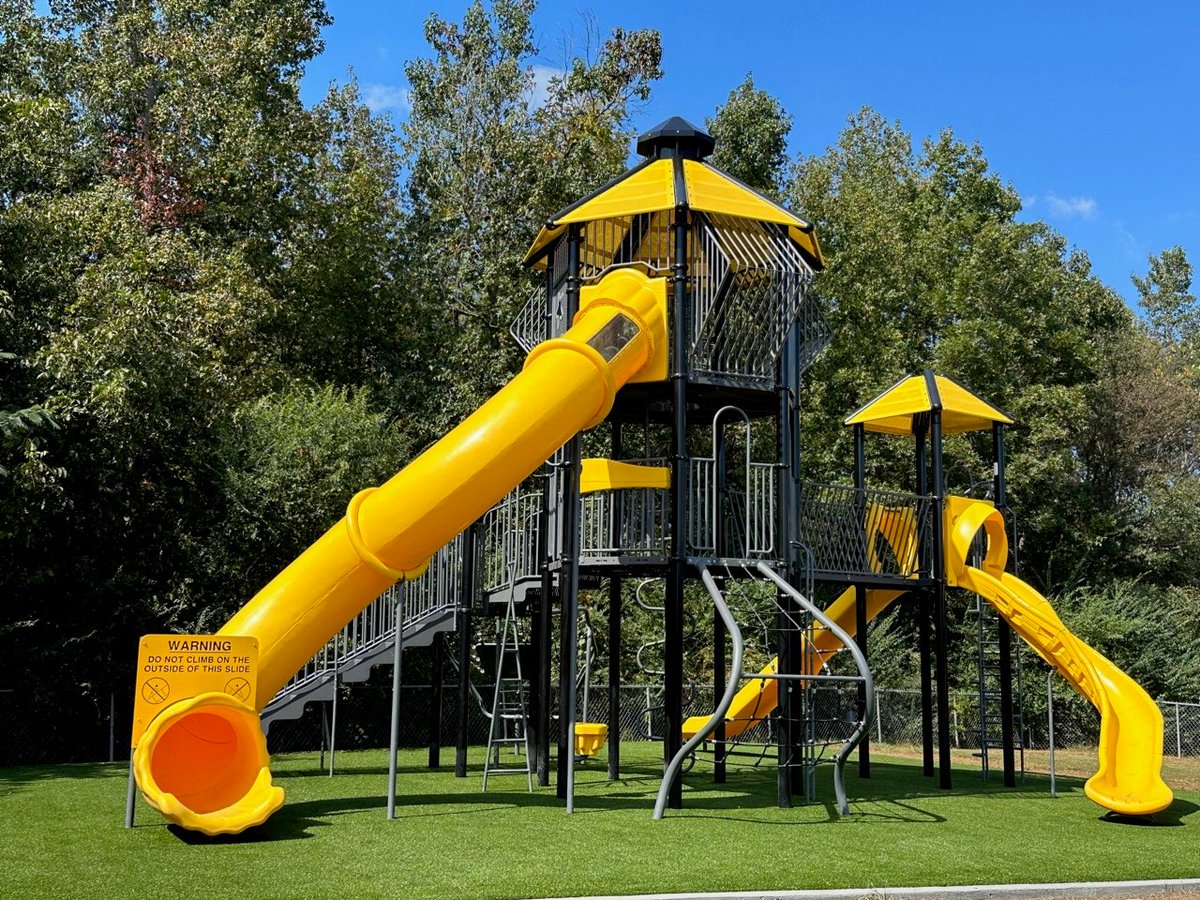 churchichrec's tweet photo. A little #Throwback to a fun project we did several weeks ago for Blacksburg Primary School in Blacksburg, South Carolina. ☀️👏

#ChurchichRec #OutdoorRecreation #Community #PlaygroundEquipment #ArtificialTurf #ChildDevelopment #SouthCarolina #BlacksburgSC https://t.co/7GowrRYRGU