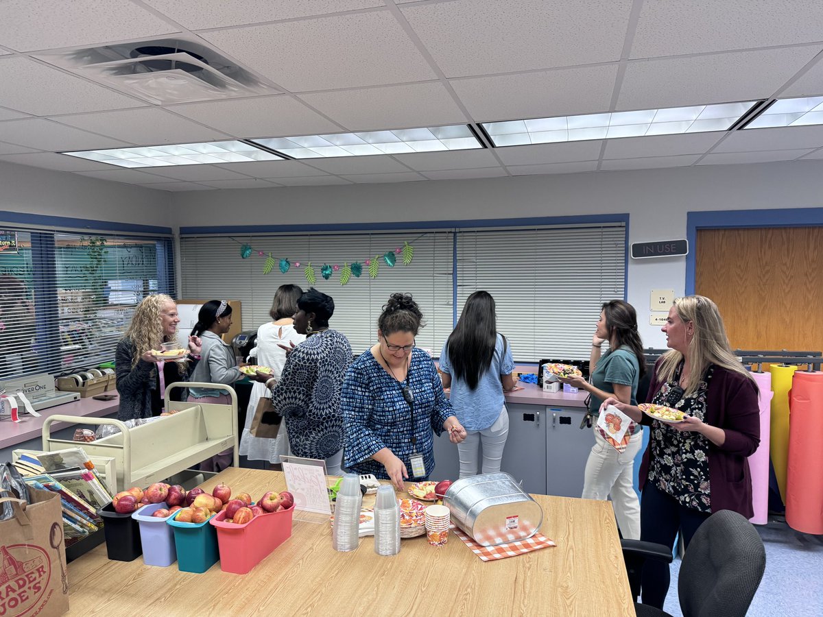 Our staff is awesome the CORE!🍎🍏
Caramel Apple Bar today to show our appreciation and thanks for all they do! <a href="/VineyardsVipers/">Vineyards Elementary</a> <a href="/collierschools/">Collier County Public Schools</a>
