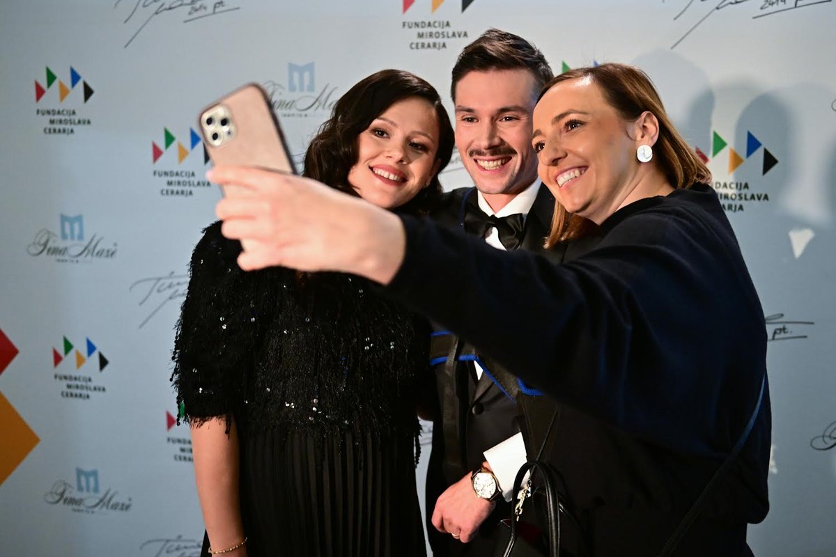 TeamSlovenia's tweet image. 𝔻𝕠𝕓𝕣𝕠𝕕𝕖𝕝𝕟𝕒 𝕡𝕣𝕚𝕣𝕖𝕕𝕚𝕥𝕖𝕧 𝟚𝟘𝟚𝟛 ✨️
Obujamo spomine na lanskoletno dobrodelno prireditev in odštevamo do letošnjega dogodka, ko bo @rogla predal štafeto novemu botru 🫶🏼
Ne zamudite jutrišnje Dobrodelne prireditve na ✌🏼 programu @rtvslo 📺 @PrimoRogliFoun1