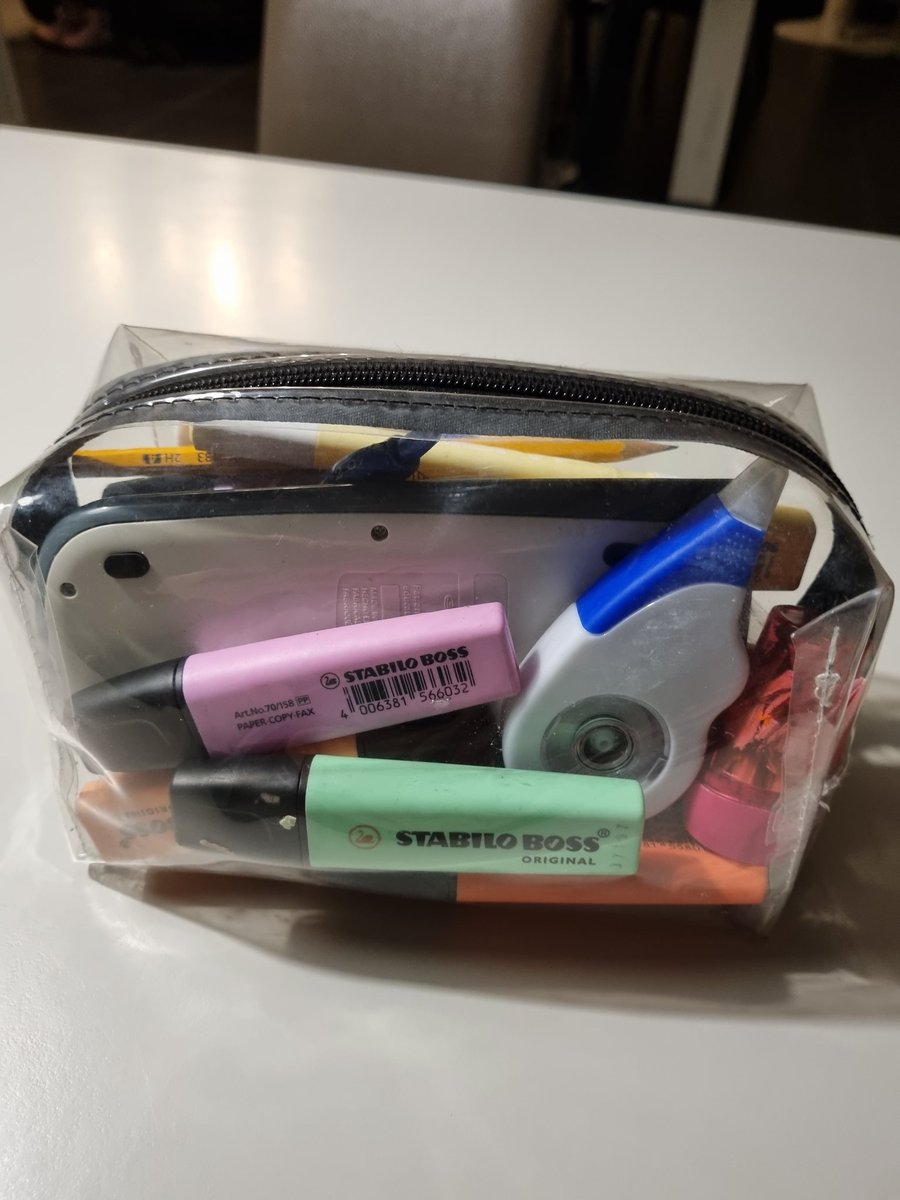 Gevonden in #station #deinze op busperron 5 van #delijn. Ik zag een studente met open rugzak te snel verdwijnen. Van wie is dit? X, do your magic! #verloren #lostandfound <a href="/NMBS/">NMBS</a> <a href="/delijn/">De Lijn</a> <a href="/nmbsvoorwerpen/">Verlorenvoorwerpen</a>