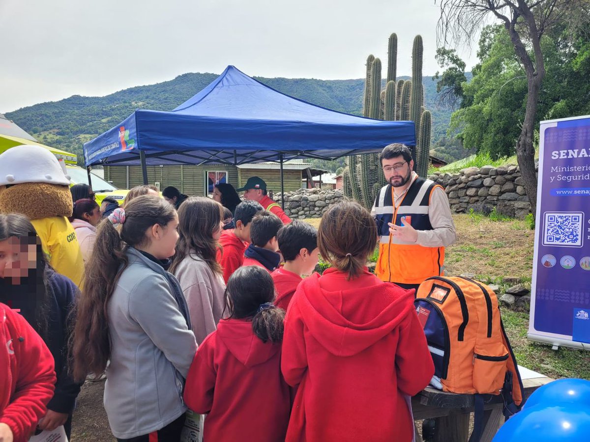 Senapred's tweet photo. Equipo regional de #SENAPREDOHiggins participó en Jornada Preventiva contra #IncendiosForestales realizada en la comunidad cordillerana de #Chacayes de #Machalí, junto a @conaf_minagri  y el Anillo de Protección Contra Incendios Forestales de Cipreses. https://t.co/Mgj3eohCDt
