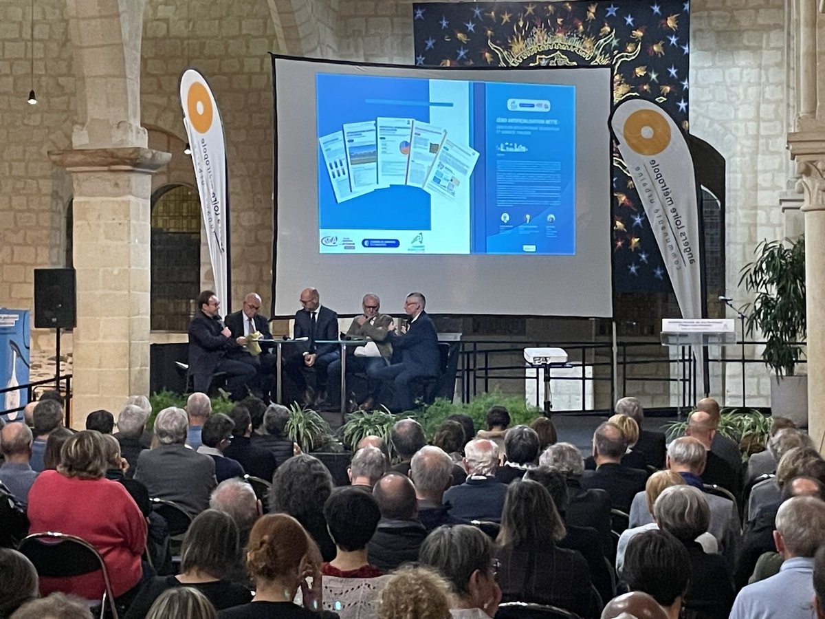 clah49's tweet photo. Zero Artificialisation Nette #ZAN
Un travail de coopération nécessaire entre élus et acteurs économiques représentés par les chambres consulaires @ccipdl @cmarPDL @ChambagriPdL 

Exemple ce soir à @AngersMetropole 

De nouvelles opportunités à saisir pour penser autrement ! https://t.co/AbTSHhfhiu