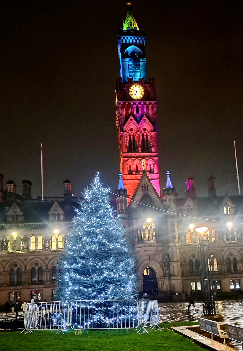 bradfordmdc's tweet photo. Thread 1/6 It may have been a grey November day today, but the countdown to Christmas in Bradford is well &amp; truly on

Christmas trees are going up in the city centre &amp; across the district &amp; there are lots of exciting Christmas events &amp; activities to come

https://t.co/OIeGwb4QWV https://t.co/J7m5LlFCnc