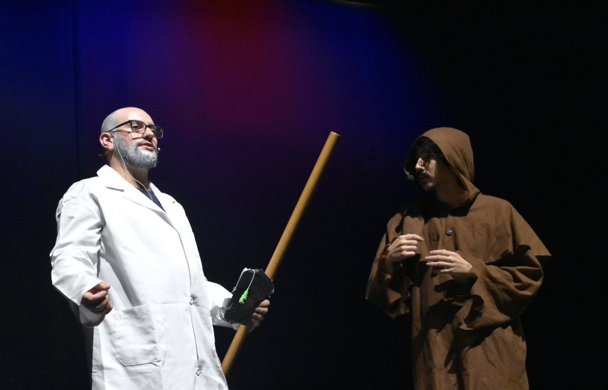 El pasado 28 de octubre no pudimos resistirnos a celebrar nuestro espectáculo anual, Scary Physics, en el Centro Cívico José María Luelmo (Valladolid). Allí pudimos disfrutar, gracias a nuestras habilidades interpretativas, del lado más fascinante y aterrador de la física. 👻