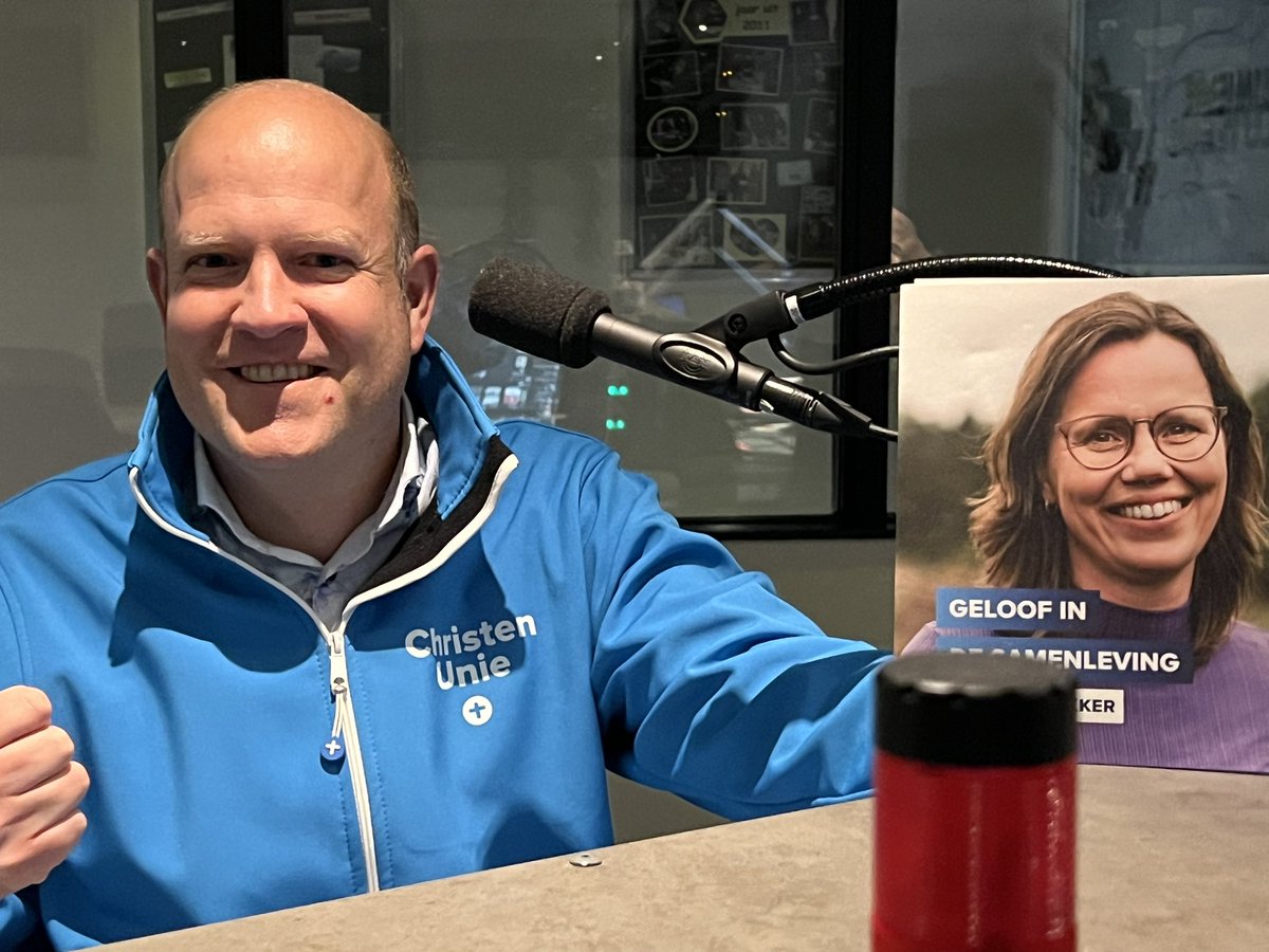 Daar gaan @bertusco en ik! Nu live bij <a href="/VeluweFm/">VeluweFM</a> #teamcu Bijpraten over partijpolitiek, het wethouderschap en de tweede kamer verkiezingen.