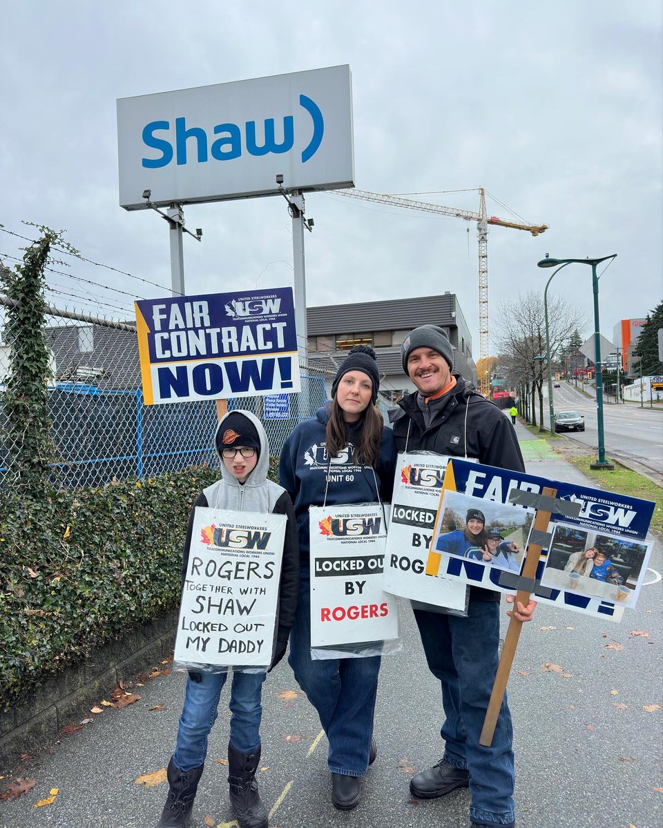 local1944unit60's tweet photo. Some of the working families impacted by @Rogers locking out their employees.
#WEAREUNIT60 #InSolidarity #Unit60 #USW1944 #USW #SteelWorkers #FairContract #OurWorkYourFuture #Vancouver #Surrey #Langley #Richmond 🇨🇦 #LockedoutbyRogers
@usw1944 @USWDistrict3 @SteelworkersCA https://t.co/geebRAIRF1