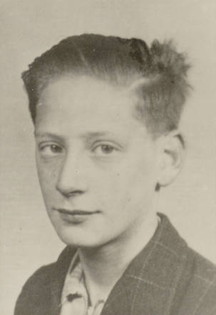 AuschwitzMuseum's tweet photo. 14 November 1925 | Dutch Jew, Meijer Ensel, was born in Amsterdam.

He was deported to #Auschwitz from #Westerbork in September 1942. He did not survive. https://t.co/4GtnvvDWCf