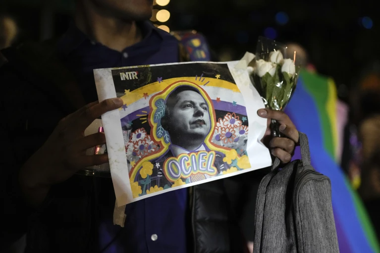ianbremmer's tweet photo. thousands march in mexico city after the death of country’s first openly nonbinary judge

found killed next to their partner https://t.co/z4JZ5xXB3S