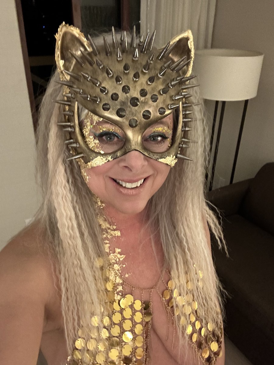 Happy Tuesday!!❤️🥰💞 Had an Awesome time at a Swingers Costume party on the weekend!!❤️🥰 What do you think of my outfit!?🔥💞💜 app.pleasurely.com/c/AtomicBlonde @pleasurelycom @Pleasure_coin @adults_RT @RLordProd @pncreators @mym_of_expert @missnvus @Brittanybitch4u @p_orn_69…