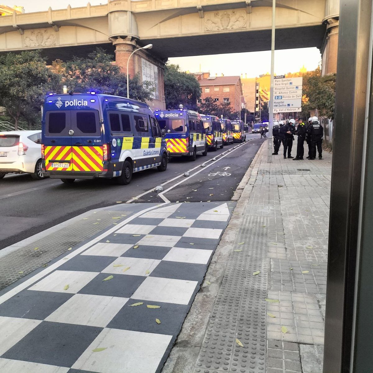 AVallcarca's tweet photo. ⚠️ Comunicat urgent de l'AV Som Barri i del Sindicat d'@HabitatgeVKK sobre el desallotjament d'un solar aquest matí, executat per antiavalots de la Guàrdia Urbana. Preguem màxima difusió!

@pscgracia 
@LacastaHuelin 
@laiabonetrull https://t.co/bCTPcGalLH