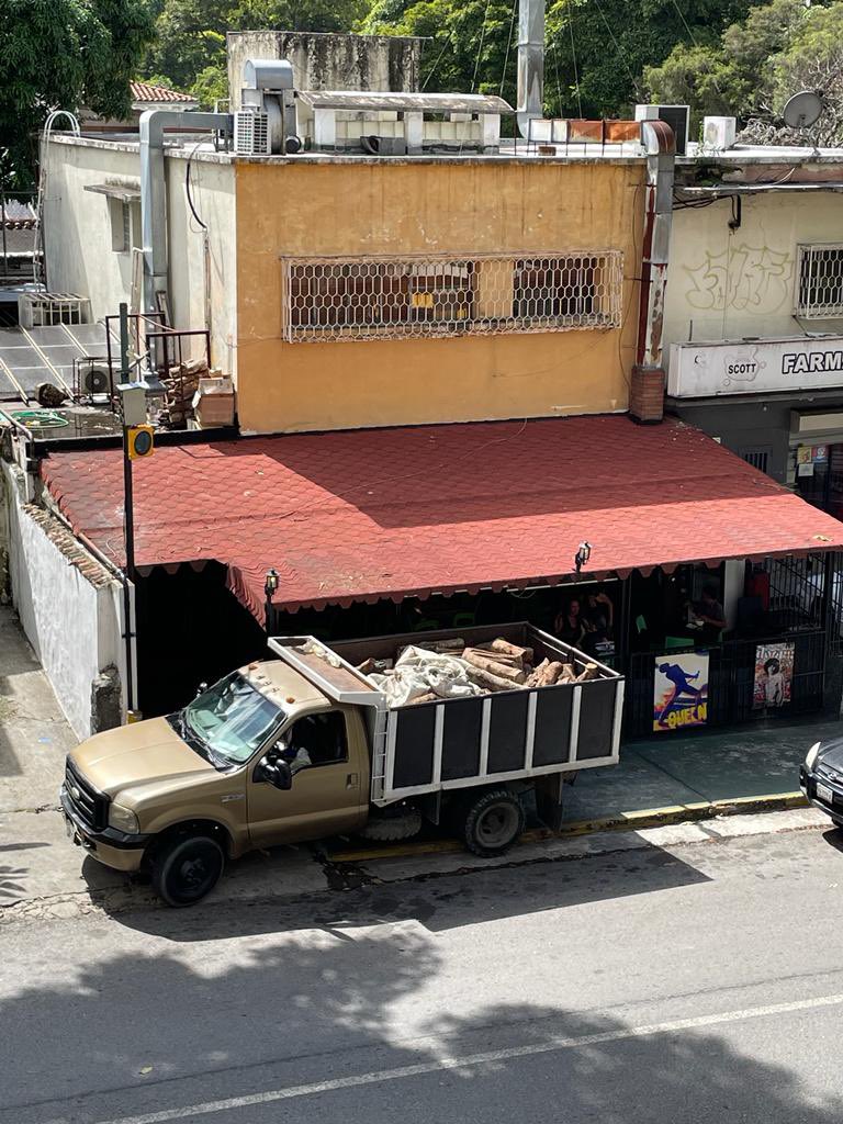 CBMactiva's tweet image. 14/11/23 Vecinos de Colinas de Bello Monte denuncian camión de leña llegando al Bar El Farolito. 
📍 Av Caura con Av Caurimare. 
Los vecinos Ya no soportan más el humo dañino de leña que sale hacia los edificios residenciales. 
@AlcaldiaBaruta  @EcosociaMiranda @MinecOficial