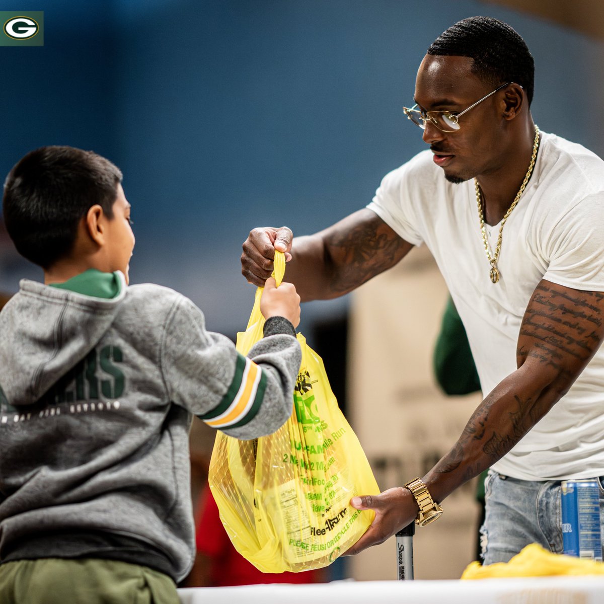 .<a href="/jjowens_3/">Jonathan Owens</a> hosted the Jonathan Owens Foundation's second annual Turkey Giveaway. 💚💛

📸: pckrs.com/c88put3q

#GoPackGo | #PackersGiveBack