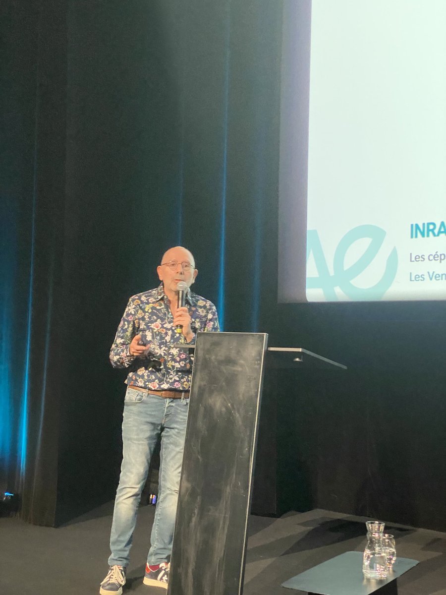 C’est parti pour une nouvelle conférence des Vendanges du savoir. Didier Merdinoglu est notre conférencier ⁦<a href="/laciteduvin/">Cité du Vin</a>⁩ , grand spécialiste de la génétique de la vigne. ⁦<a href="/INRAE_NA_BDX/">INRAE Nouvelle-Aquitaine Bordeaux</a>⁩