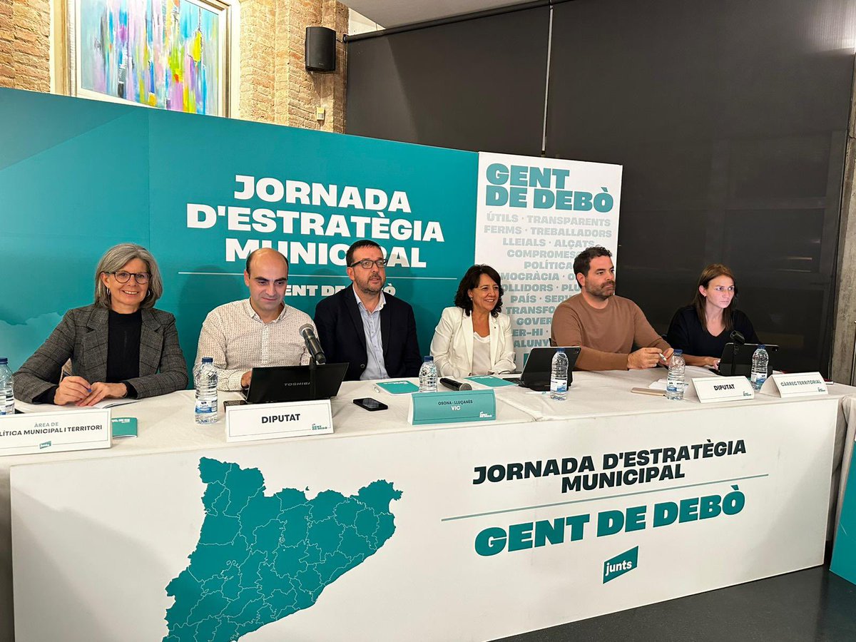 JuntsXCat's tweet photo. 📸 Avui ens hem reunit amb els càrrecs electes de la comarca d'Osona per dur a terme una nova jornada d'estratègia territorial.

 👥 A la reunió hi han participat la presidenta del parlament @Anna_Erra, el responsable de política municipal, @davidsaldoni, el responsable de coordinació de cambres, @jordificapal, el diputat provincial @VerdaguerMarc, el president de la vegueria de la Catalunya Central, @mcpuigdevall, el president de la comarca d’Osona, @EnricRocaC i l’alcalde de Vic, @albertcastellsv.