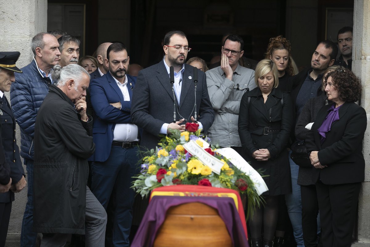 eldiarioes's tweet photo. Multitudinaria despedida en la localidad asturiana de Mieres a Aníbal Vázquez, alcalde de IU desde 2011

https://t.co/QZ4qfc7gKU Por @balonperi https://t.co/rOib39m9ke