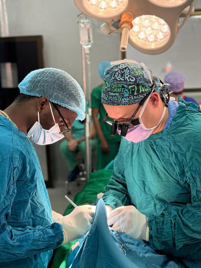 Great start to our week of operating in Tanzania, helping adults & children with burn injuries and supporting the local surgical team @JeremyRawlins @BritishBurn @BrightIntl20 @Newcastle_NHS @BAPRASvoice @AusNZBurnsAss