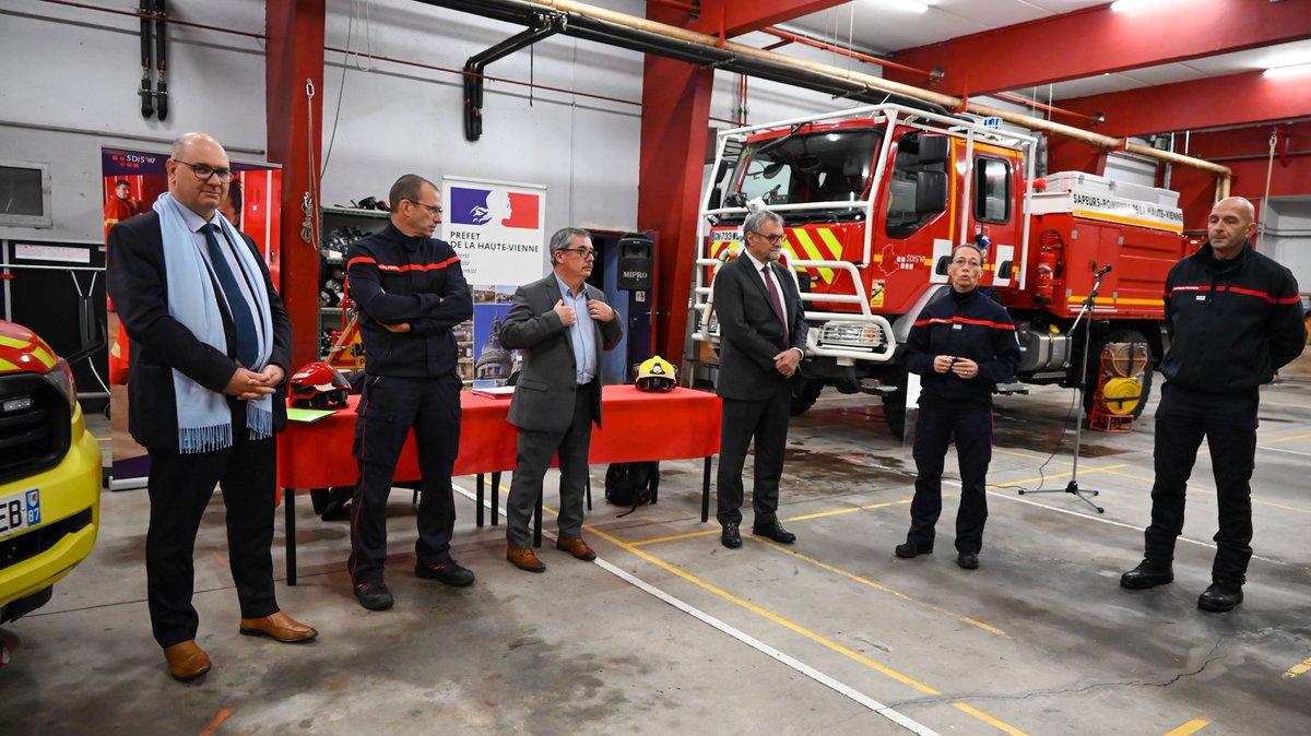Sdis_87's tweet photo. #Signature : Suite à la loi #Matras , renforcement des moyens #pompiers pour lutter contre les #FeuxDeForêt 🔥🌳avec la signature de la convention financière du pacte capacitaire entre @Prefet87 et le #SDIS87 au centre de secours de Limoges-Beaubreuil https://t.co/lIclifYnfv